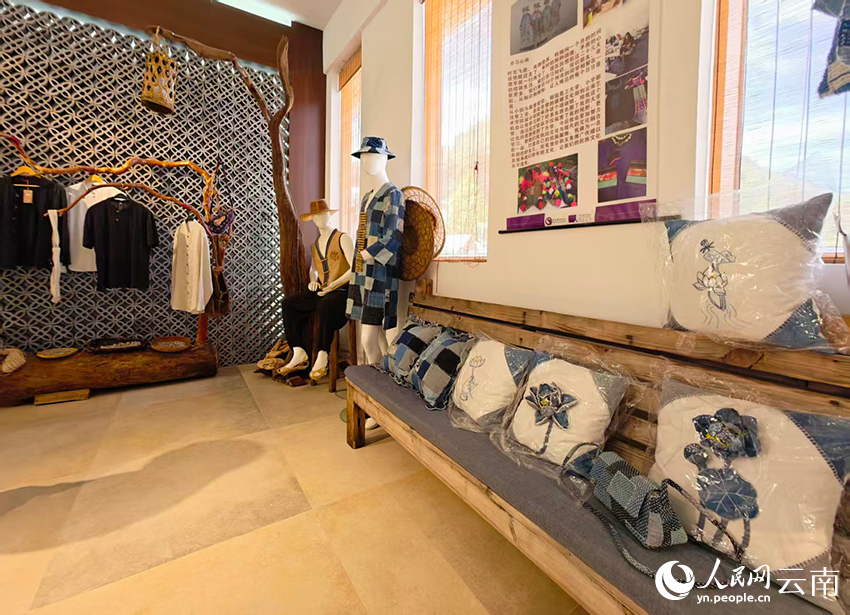 【3】民宿里展示的服装、抱枕等创新产品。人民网-尹馨摄