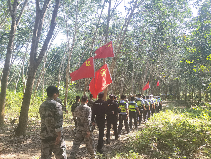 景哈边境派出所民警、联防所专职联防员、党员志愿者等联合巡边。景哈哈尼族乡党委供图