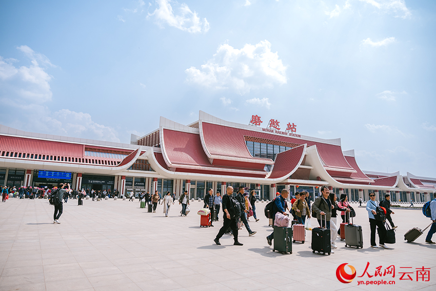 中老铁路磨憨站，旅客步履匆匆。查巍摄.jpg