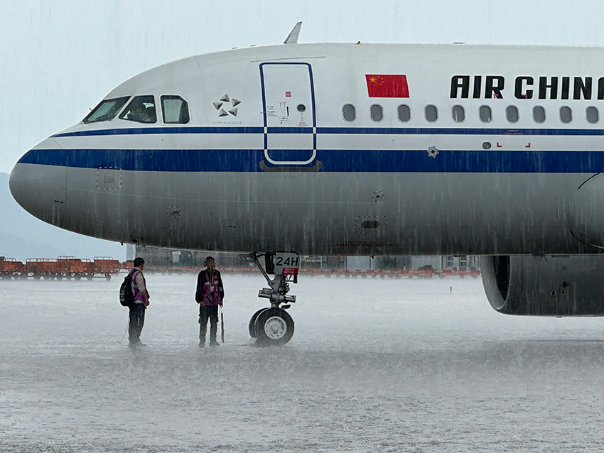 【3】云南空港飞机维修服务有限公司勤务人员在暴雨中执行保障工作。受访者供图