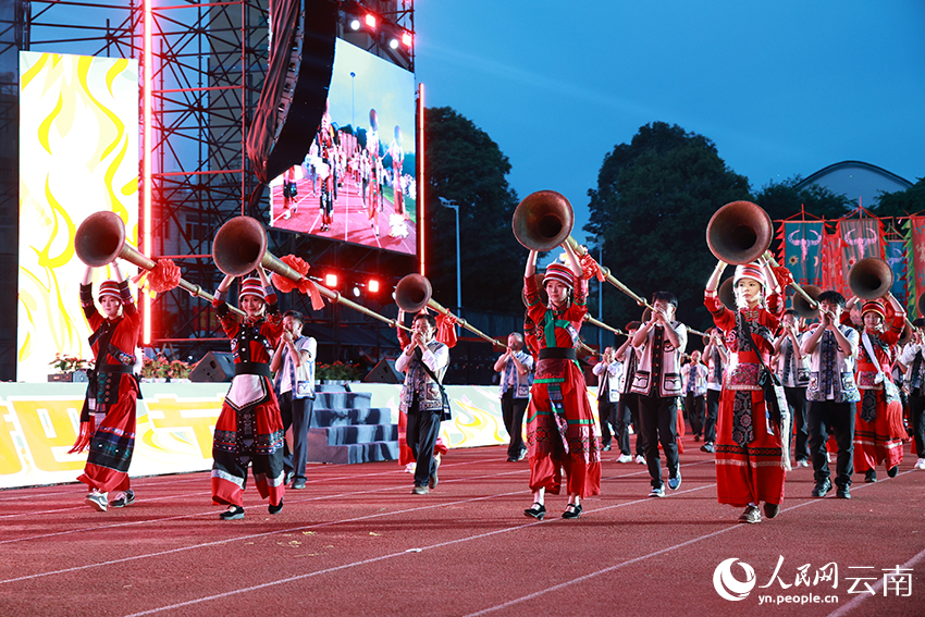 8月5日晚，2026云南石林火把节开幕式上亮相的彝族传统乐队方阵。刘雯静摄