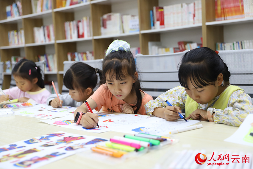 孩子们在画画。人民网记者 李发兴摄
