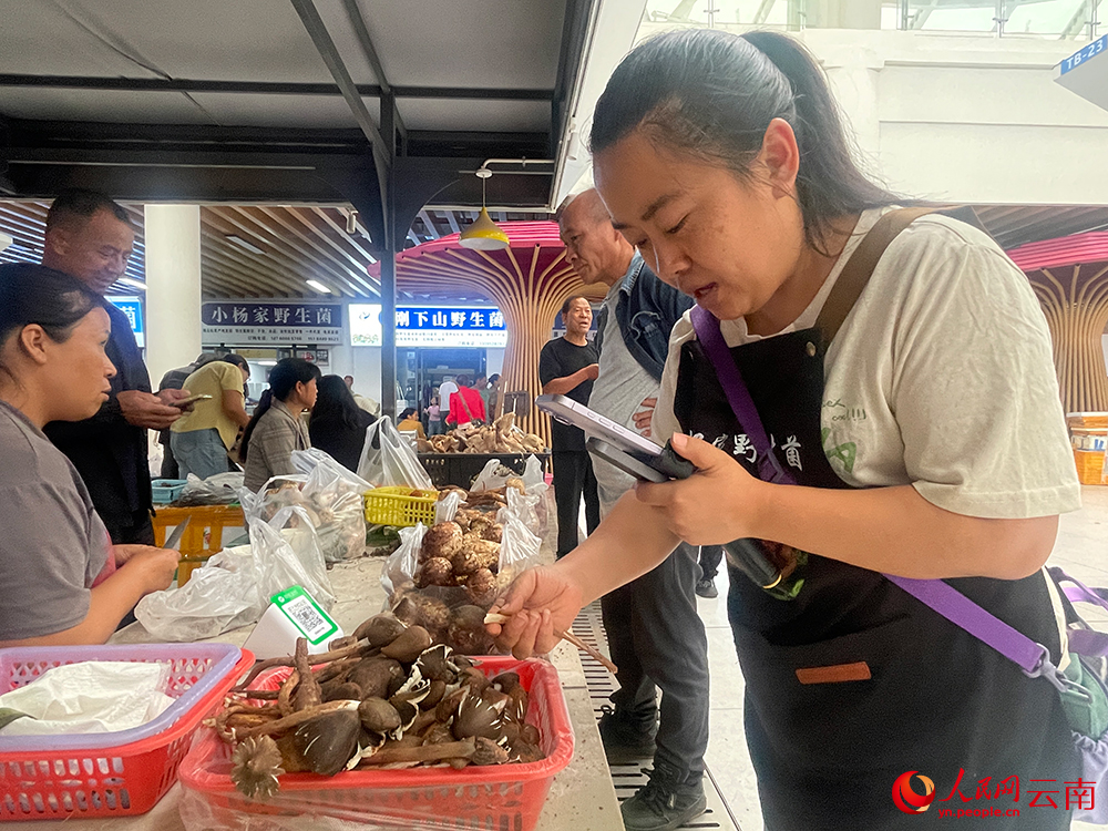 杨华芝正在直播卖菌。人民网记者 程浩摄
