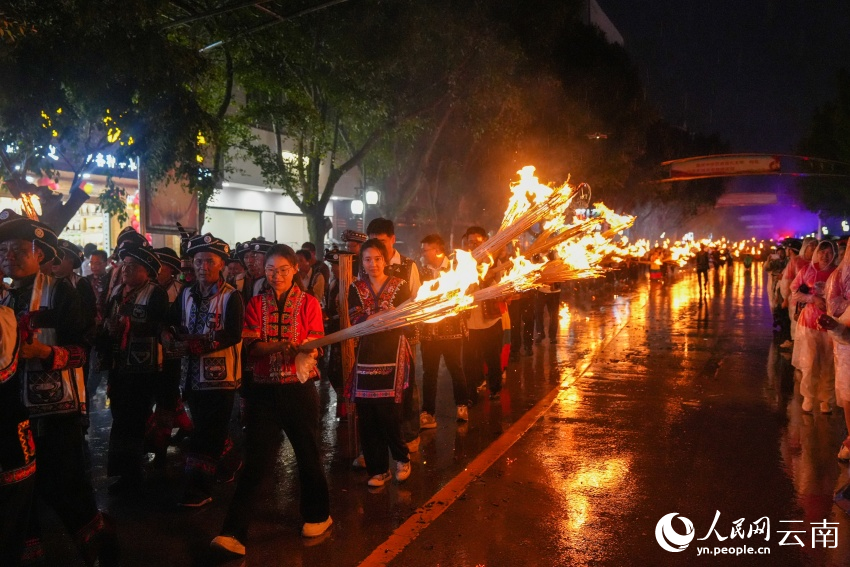 8月6日晚，寧洱千人火把大巡游。人民網記者 虎遵會攝