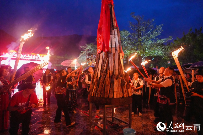 8月6日晚，寧洱縣2026年火把節民俗文化活動在雨中開幕。人民網記者 虎遵會攝