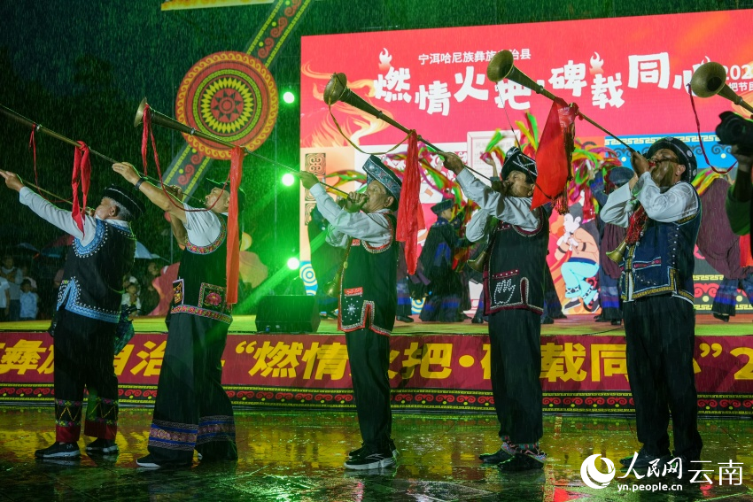 8月6日晚，寧洱縣2026年火把節民俗文化活動在雨中開幕。人民網記者 虎遵會攝