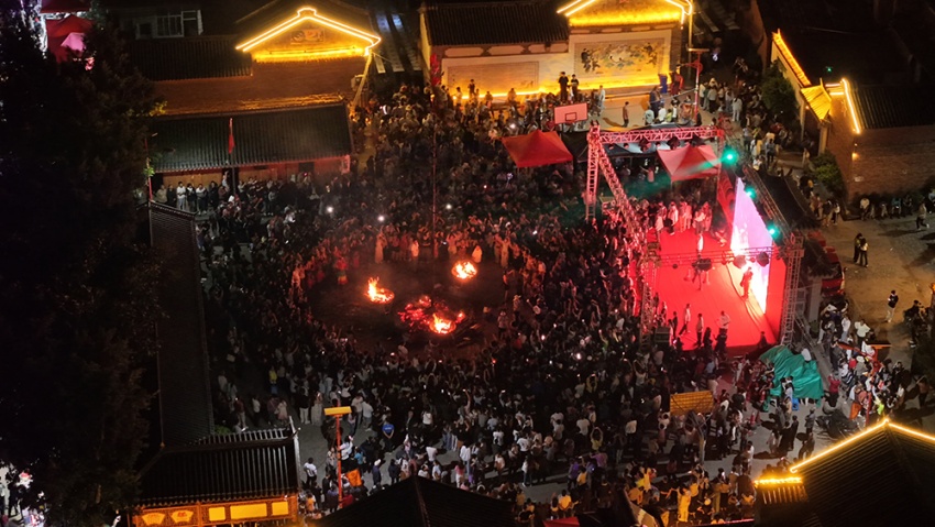 篝火舞表演。彌渡縣融媒體中心供圖