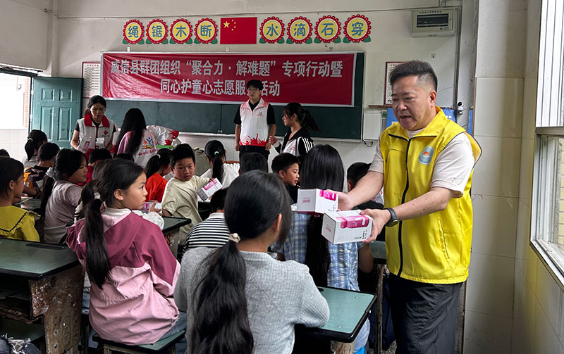 8月5日，县工商联、县红十字会志愿者在长安镇安稳小学托管点给托管儿童发放环保杯