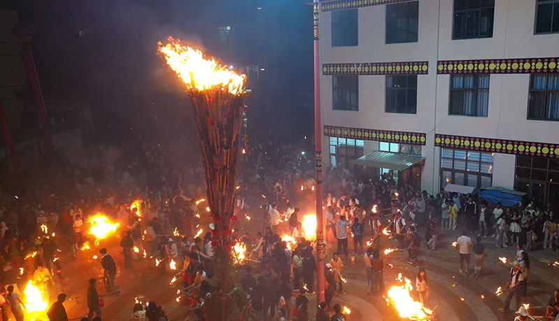 珠街乡篝火晚会撒火把现场。杨露摄