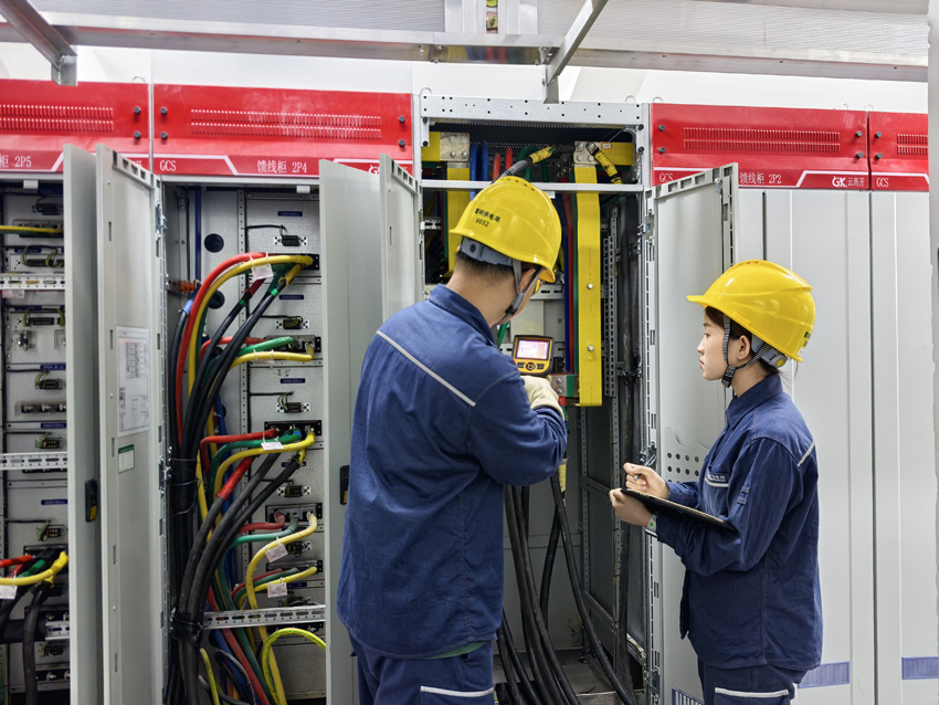 昆明供電局工作人員正在開展配電室設備測溫。何幸然攝
