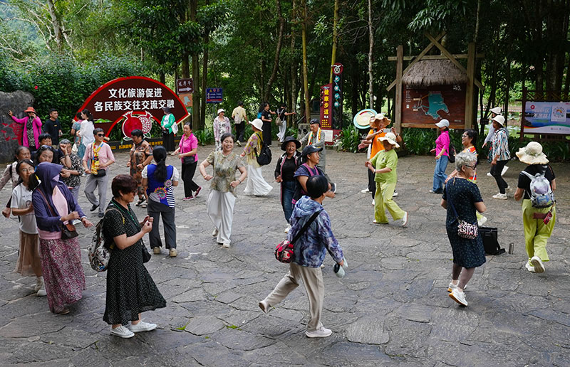 游客全方位游玩體驗、沉浸式的風情感受，持續擦亮西盟文旅名片，讓這座邊陲縣城持續釋放文旅活力。陳龍汝男攝