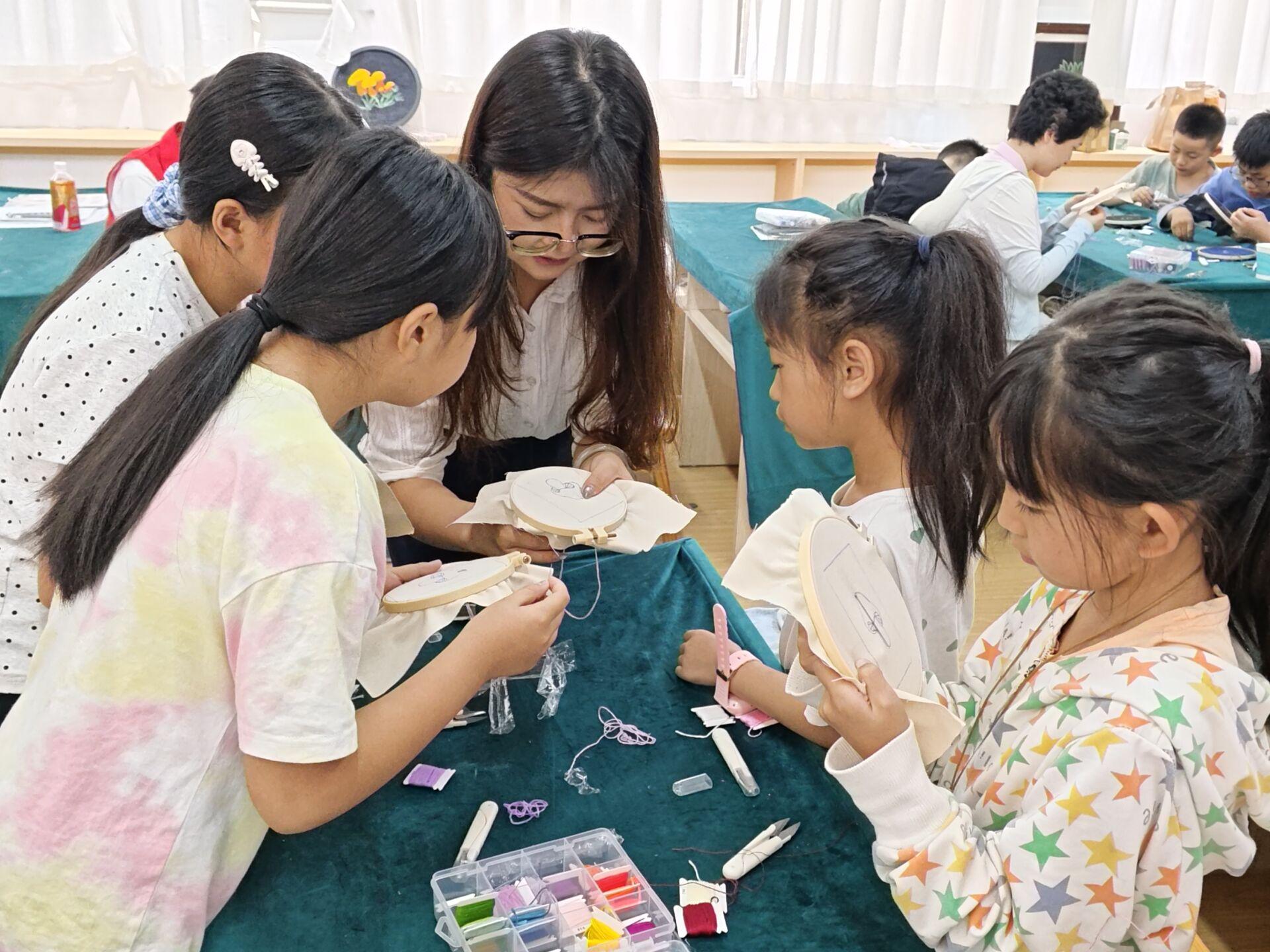 托管班的青少年在學習彝繡技藝。南華縣委宣傳部供圖