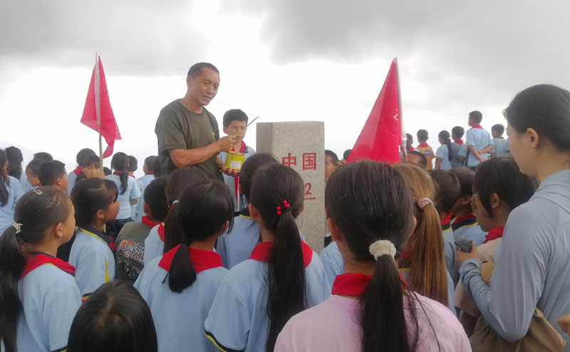 国门义务宣讲员熊光斌向青少年宣讲爱国守边故事。云南省民族事务委员会供图