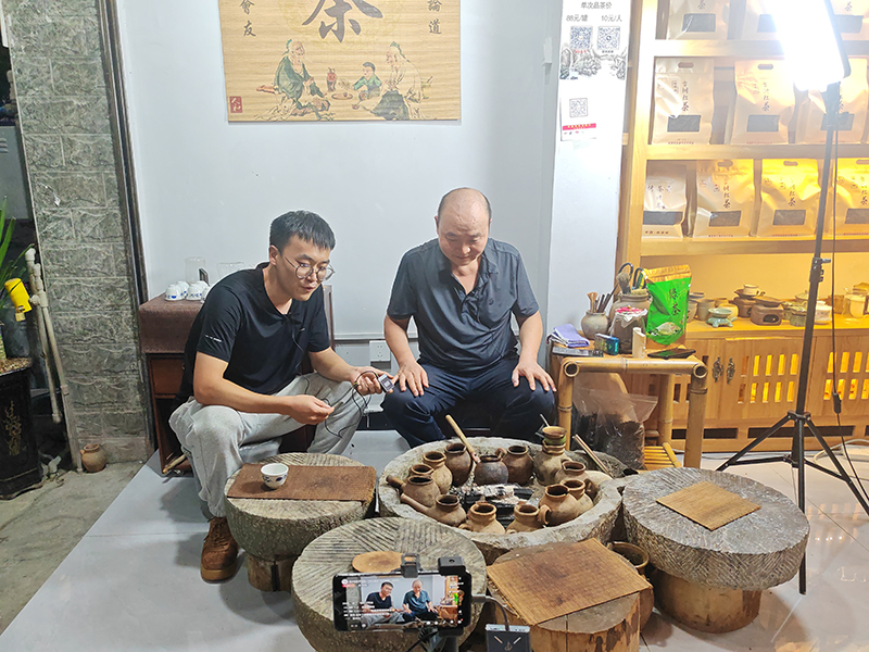 张录文正在直播间展示烤茶技艺