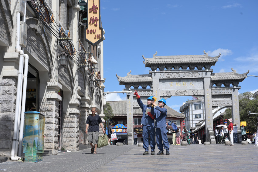 图为供电局工作人员在昭通市昭阳区古城陡街对线路设备进行测温。 康绍琦摄 (1)