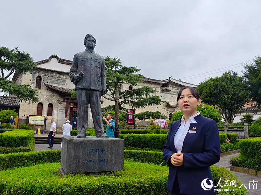 【2】朱莹从艾思奇纪念馆门前的花园里开始讲解。人民网-尹馨摄