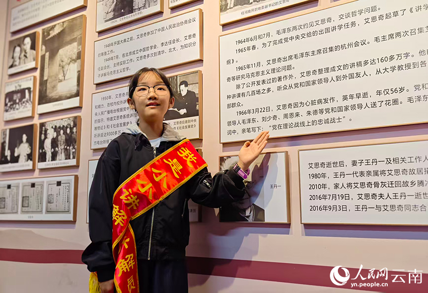 【3】11岁的魏玉婷向游客讲解。人民网-尹馨摄