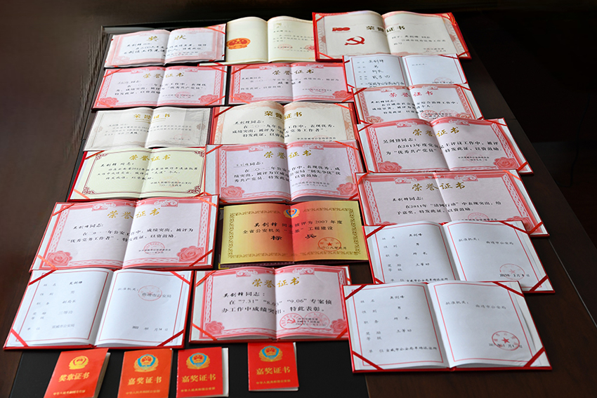 【3】吴剑锋获得的荣誉。宣威警方供图