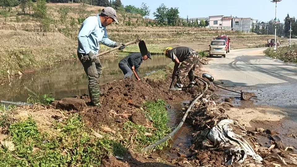 赶沟人协助清理边沟。红河县融媒体中心供图
