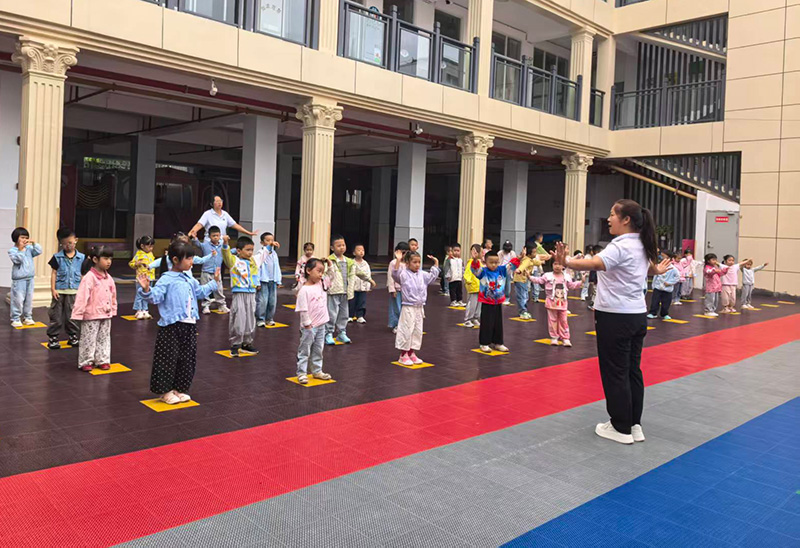 工会托管班的老师带领孩子做早操。欧阳嘉佳摄