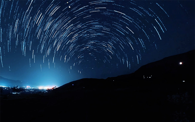 延时摄影下的英仙座流星雨 震撼而浪漫