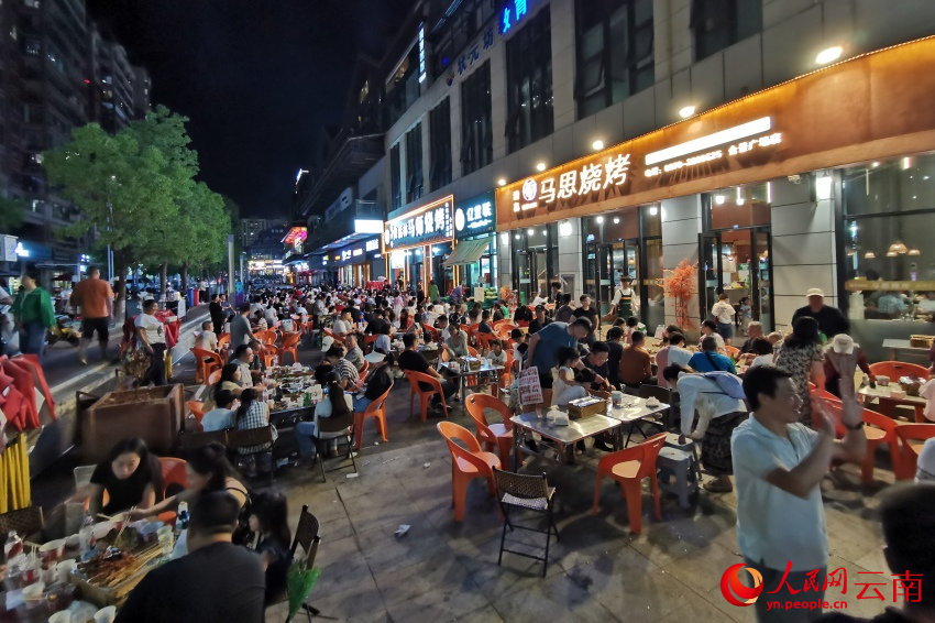 火爆的昭通夜市。人民网 薛丹摄