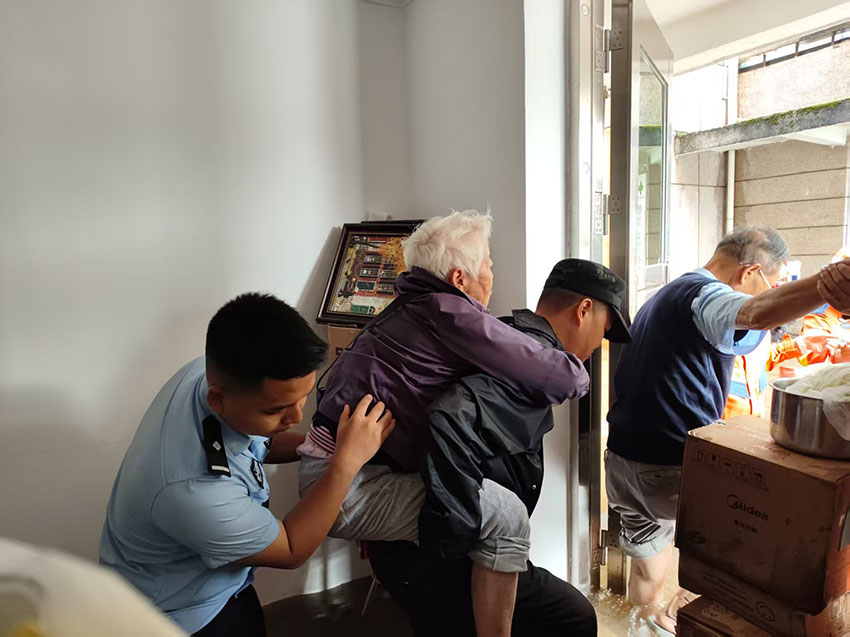【2】警方轉移被困群眾。思茅警方供圖