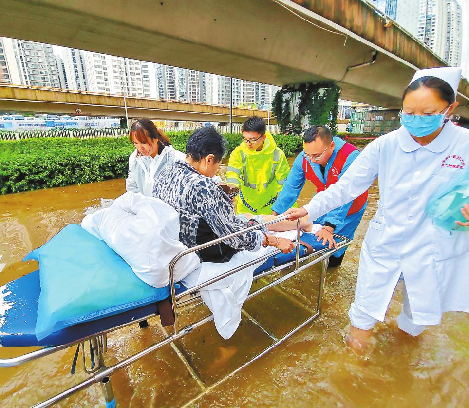 医护人员转移行动不便的老人。　吴井街道供图