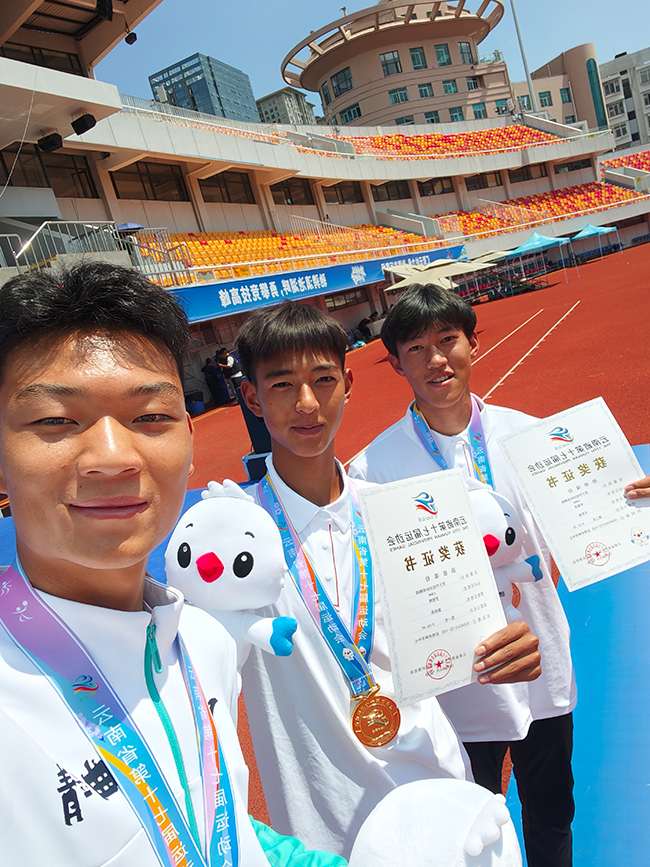 1、3000米障碍跑，左二罗智辉，左三李秉尧