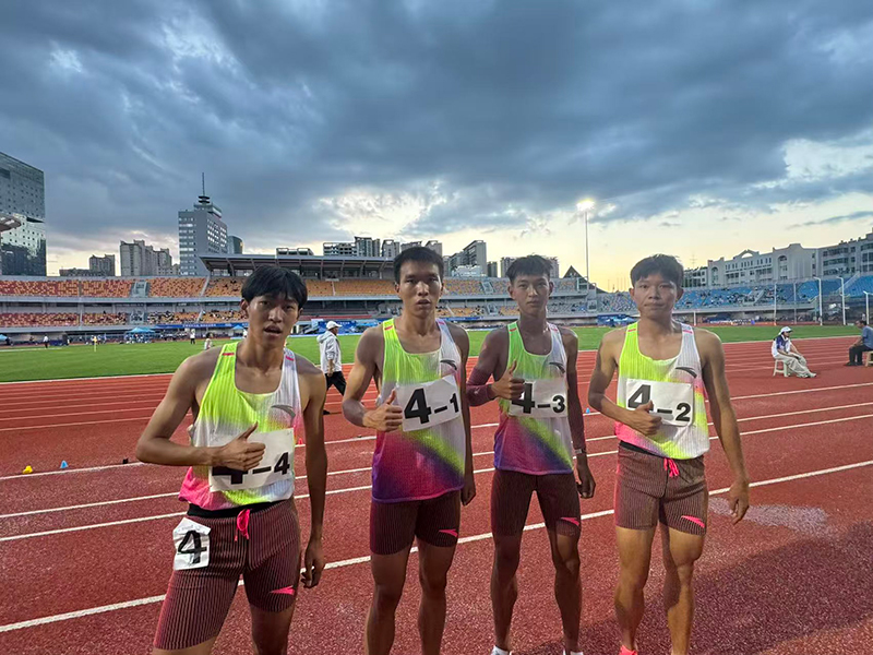 2、4X800,左一李秉尧，左三罗智辉.,