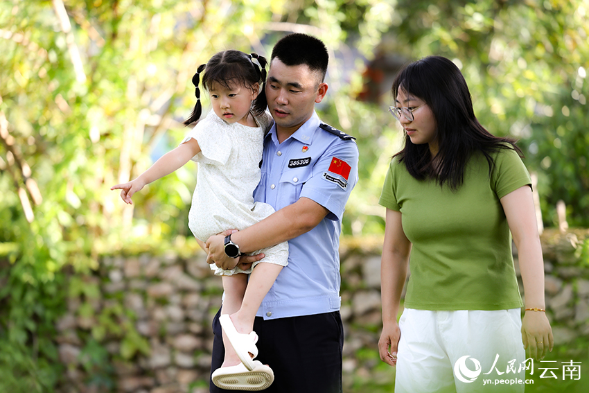 8-月-12-日，刘攀一家三口在警营里。钟润林摄