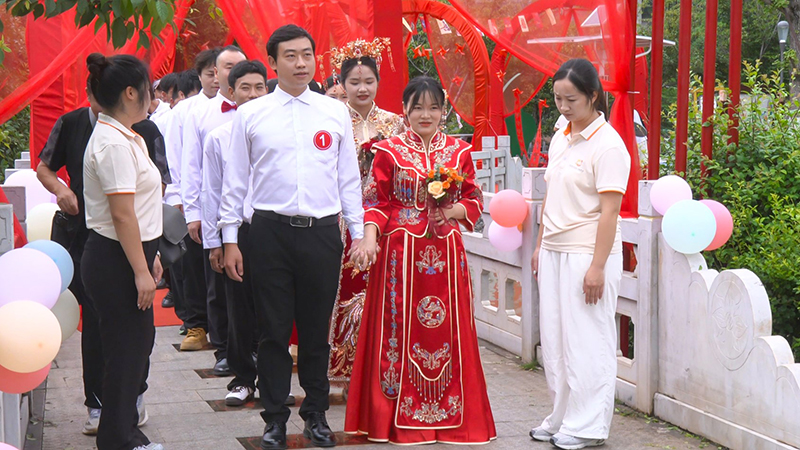 新人们缓步走过幸福长廊-2026年8月19日摄