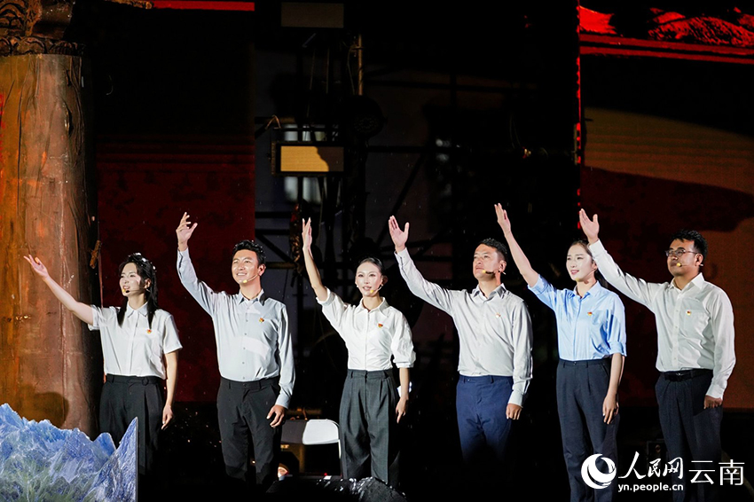 大型民族歌舞史诗《兴盛番族》在香格里拉上演。徐俊摄