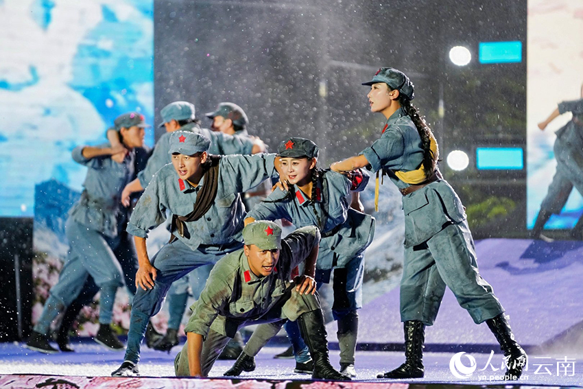大型民族歌舞史诗《兴盛番族》在香格里拉上演。徐俊摄