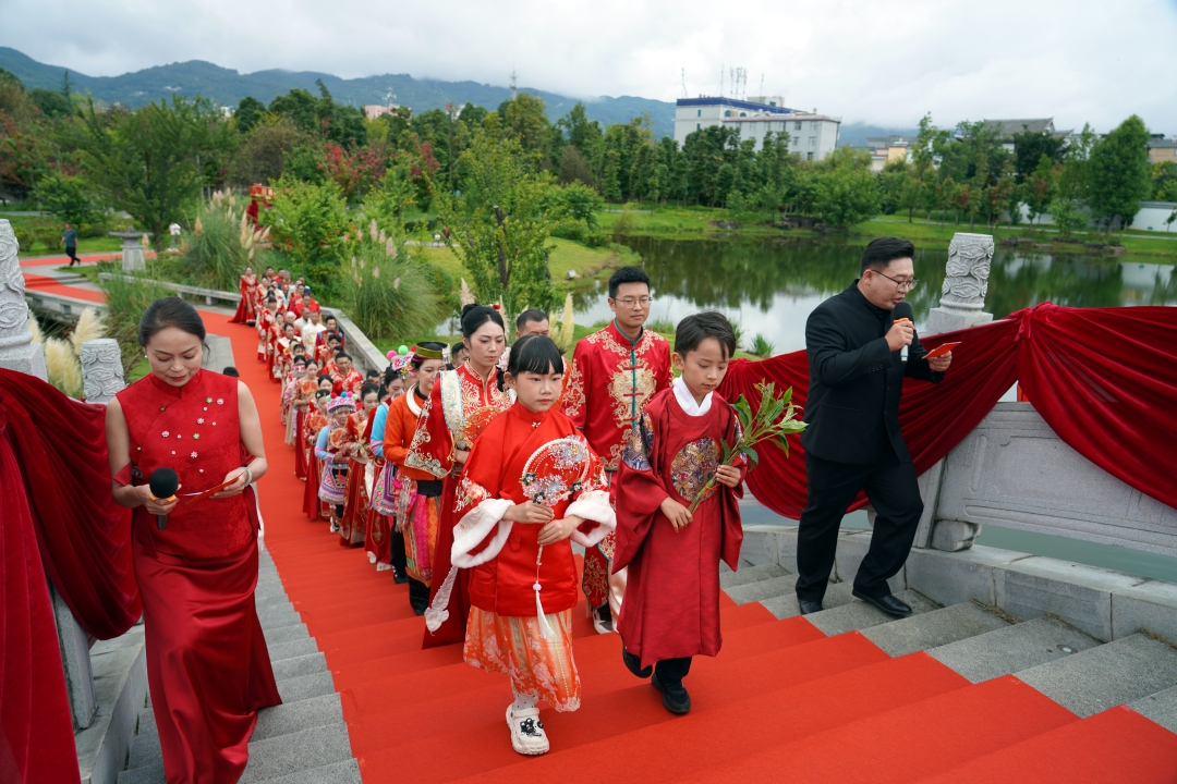 集体婚礼现场。 杨晓华摄