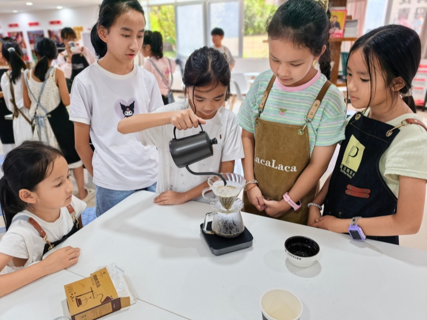 小小咖啡師培訓班現場。鎮沅縣融媒體中心供圖