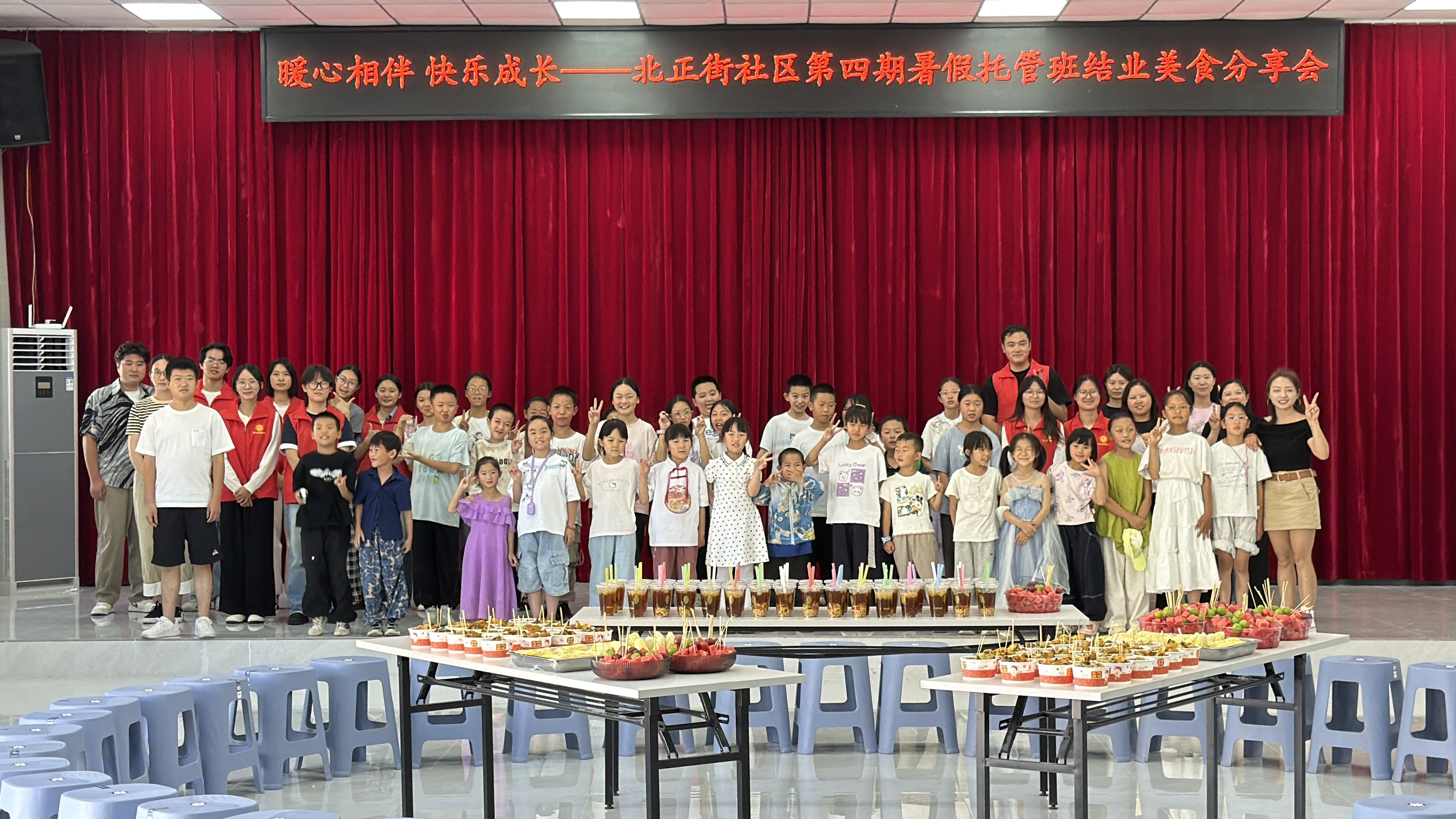 北正街社区依托盘活后的文化活动中心,举办暑假托管班结业美食分享会。(李江峰摄)