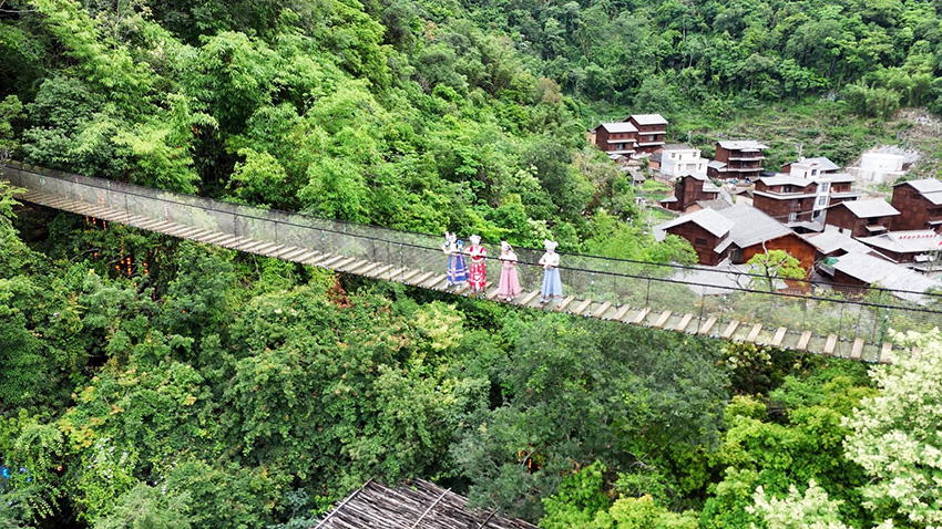 景區內吊橋。