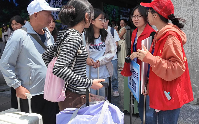 志愿者在高铁站迎接新生。