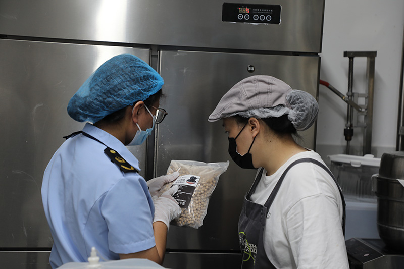 开展网络外卖食品安全随机抽查专项监督检查现场。任奕-摄