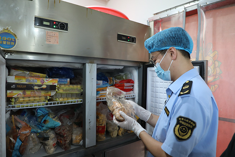开展网络外卖食品安全随机抽查专项监督检查现场。周维艳摄
