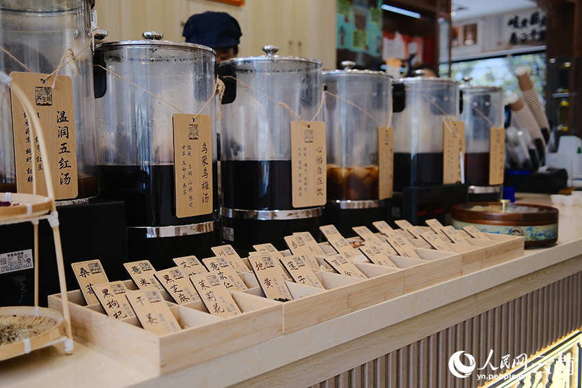 昭通市中醫醫院“烏蒙養生局”特色品牌店中以草本原湯為茶飲基底。人民網記者 蔡樹菁攝