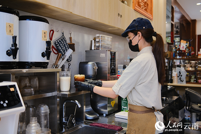 昭通市中医医院“乌蒙养生局”特色品牌店内，工作人员制作草本柠檬茶。人民网记者 蔡树菁摄