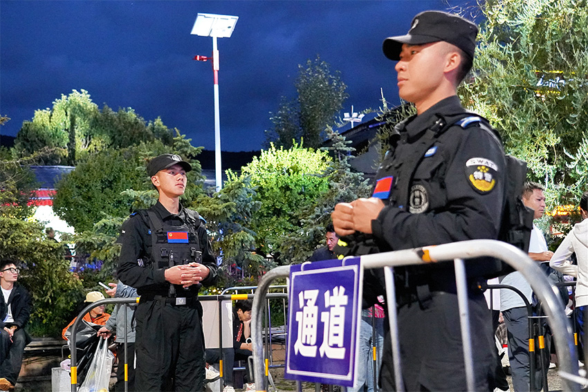 民警正在执勤。