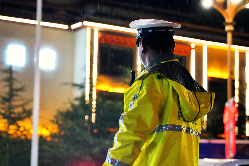 交警正在雨中值守。