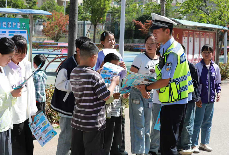 宣讲交通安全知识，发放宣传手册筑牢安全防线---摄影者：陶晗