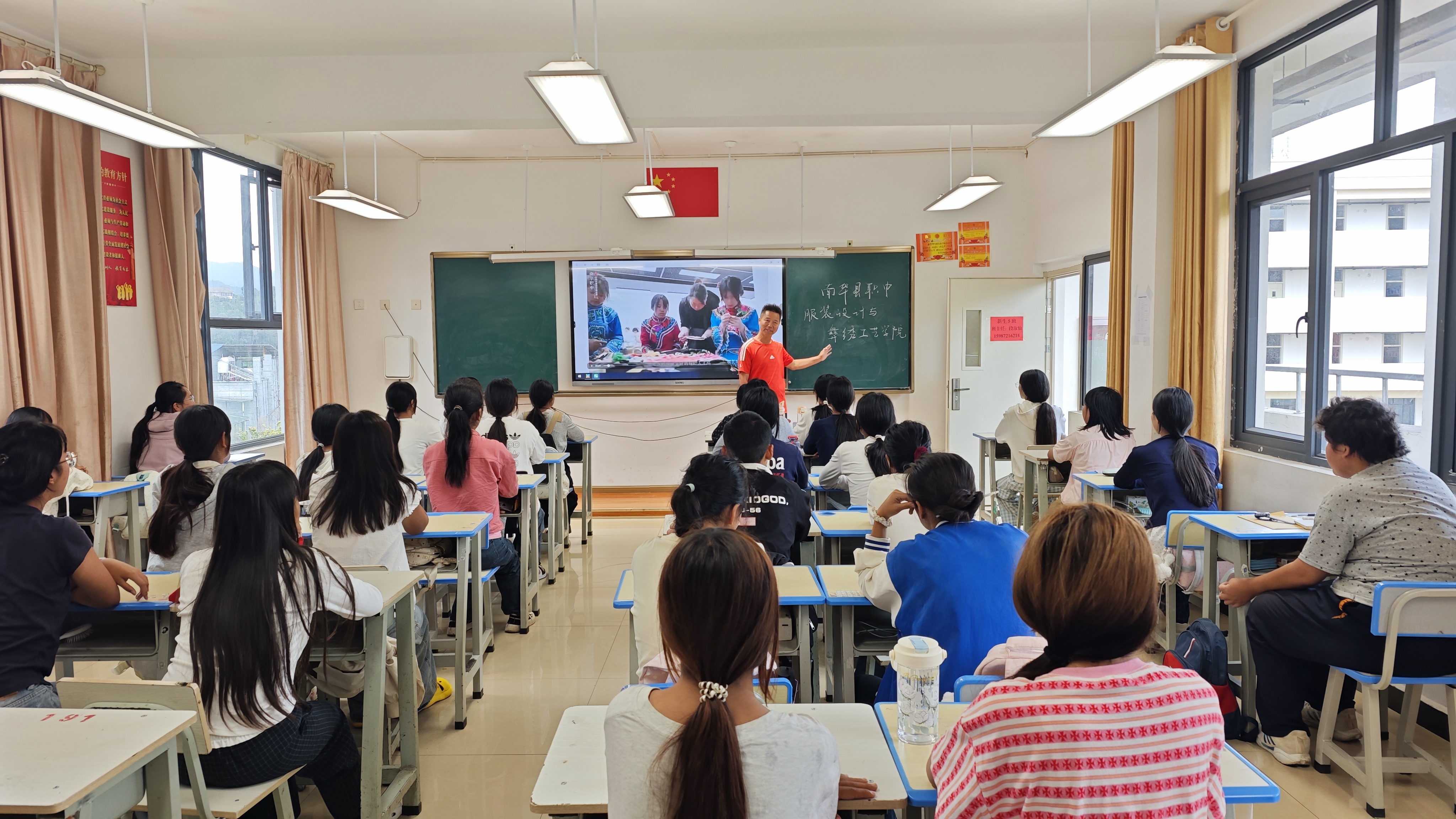 南华职中服装设计与彝绣工艺学院新生开学课堂。南华县委宣传部供图