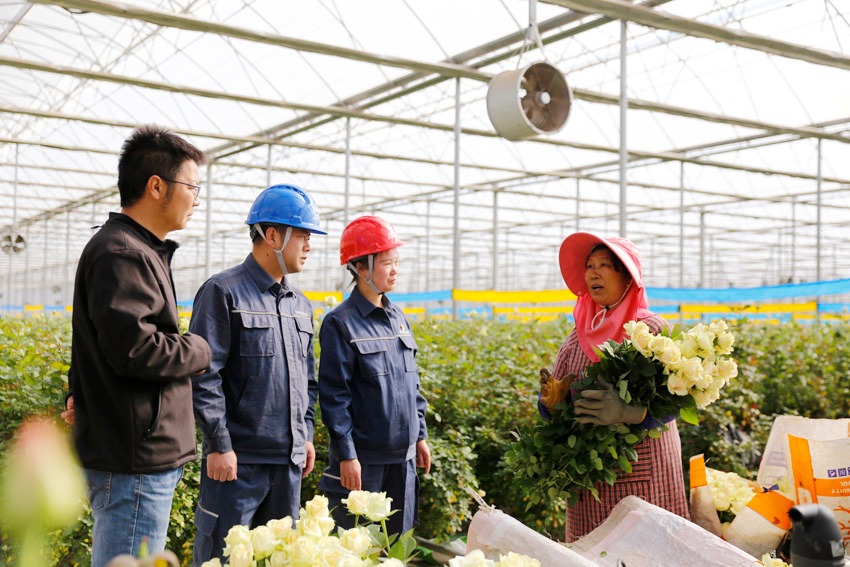 昆明晉寧供電局工作人員到花企了解用電需求。張昕霞攝