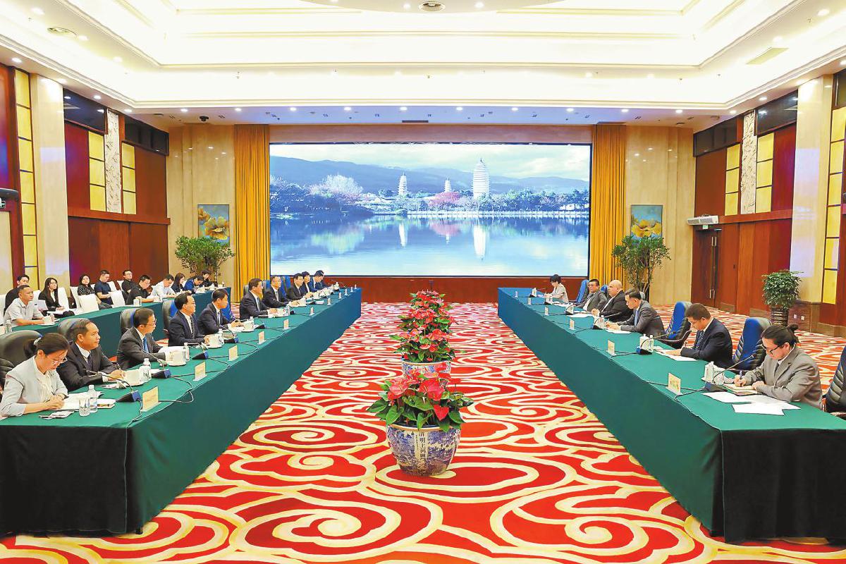 8月27日，王予波在昆明會見沙特國際電力和水務公司全球執行副總裁兼中國區主席賽樂·哈卜提一行。　　本報記者　高偉　攝