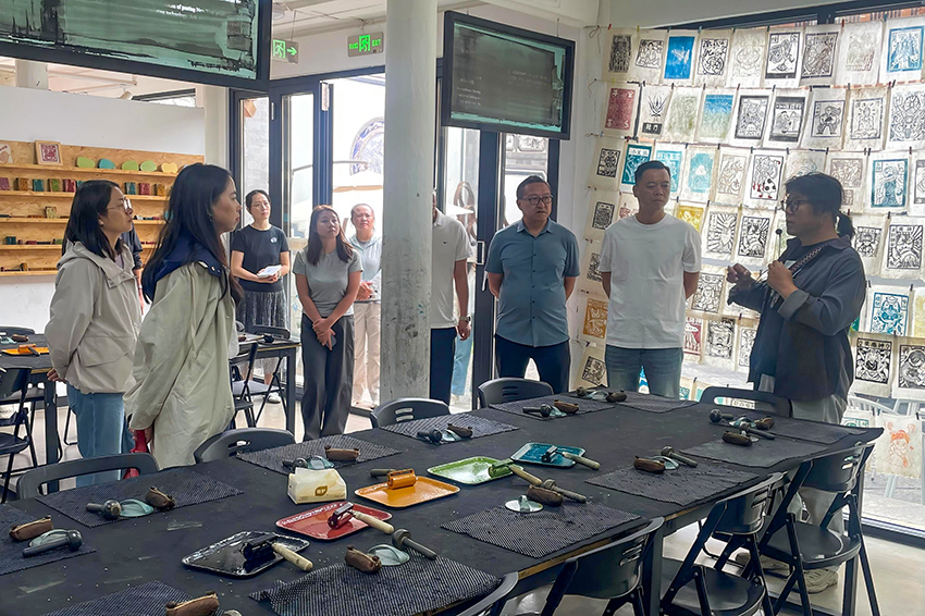 4大理市人社部门与“大理创业加速器”平台共同到创业载体开展服务工作。受访者供图